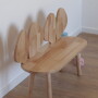 Mała drewniana ławeczka do pokoju dziecka z uszami w kształcie uszu królika