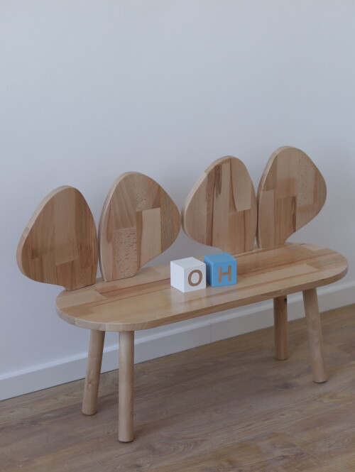 Mała drewniana ławeczka do pokoju dziecka z uszami w kształcie uszu królika