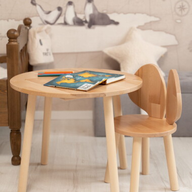 Drewniany stolik z litego drewna bukowego  i krzesełko mysz również całe drewniane .