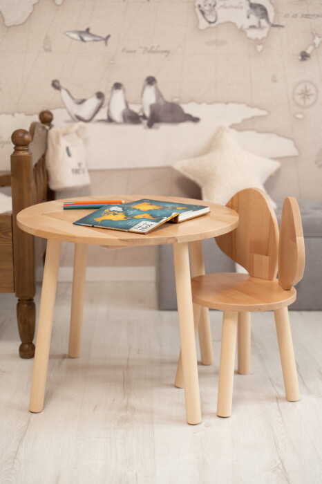 Drewniany stolik z litego drewna bukowego  i krzesełko mysz również całe drewniane .
