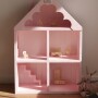 Drewniany różowy frezowany domek dla lalek wykonany z drewna