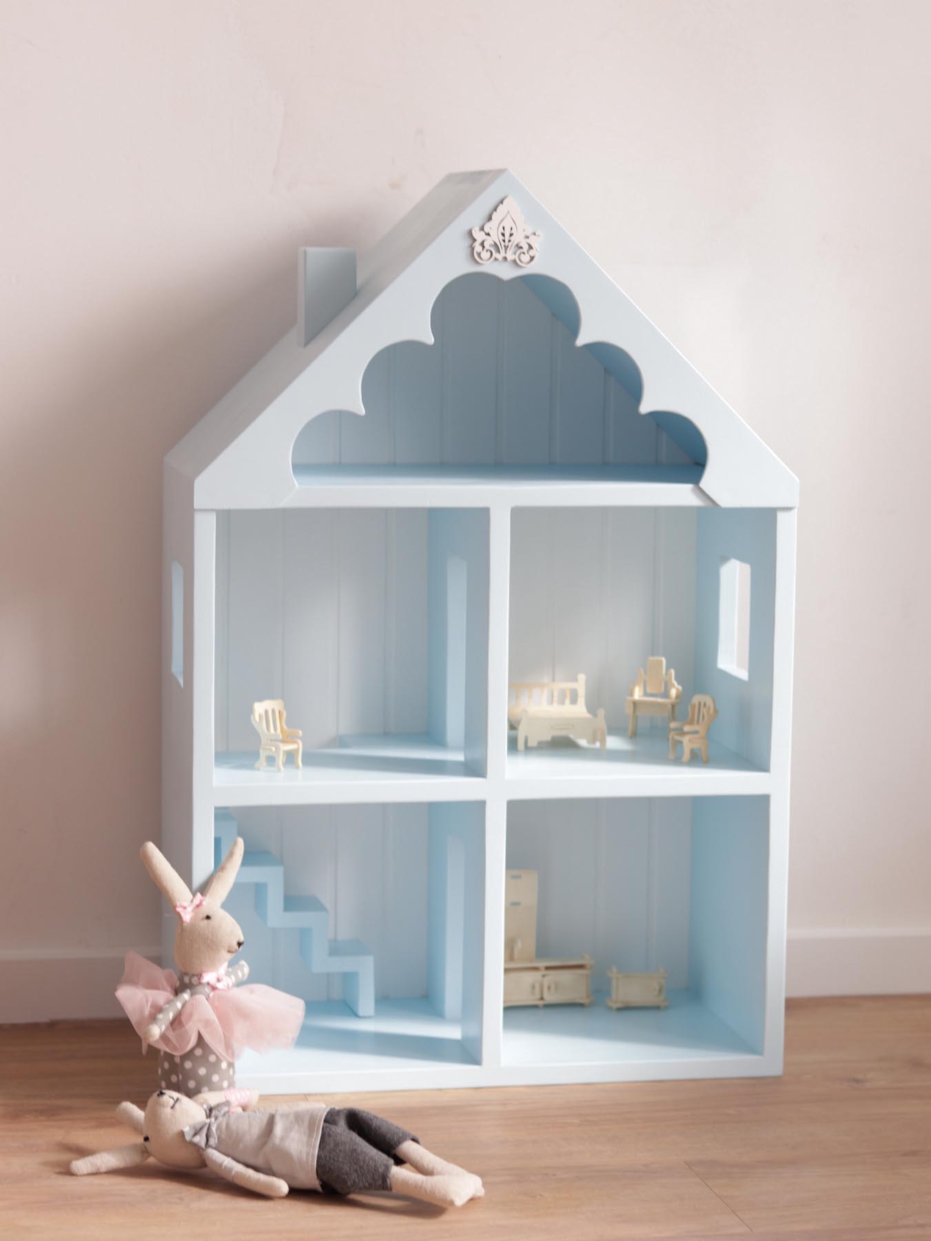 Piękny drewniany błękitny frezowany domek dla lalek