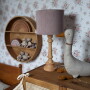 Śliwkowa lampka na stolik o pokoju dziecka wykonana z aksamitu na drewnianej podstawie