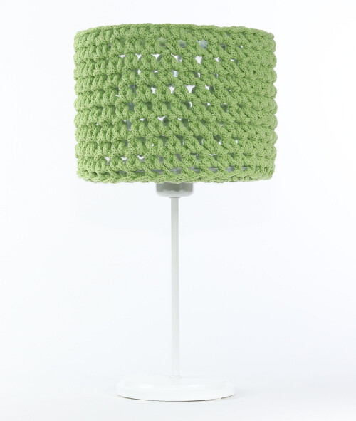 Zielona lampka nocna na stolik- pleciona, zrobiona ze sznurka sweterkowa