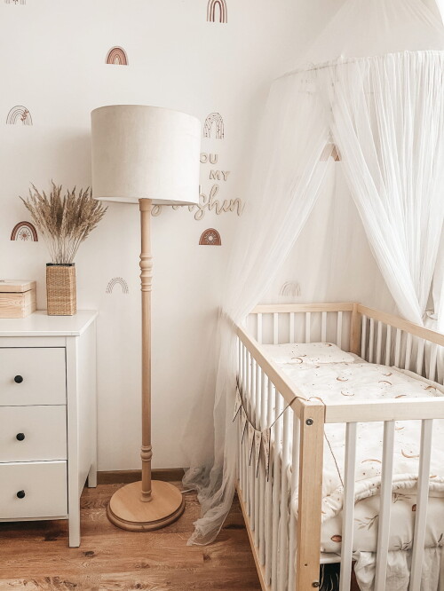 Kremowa wysoka aksamitna lampa stojąca podłogowa z okrągłym abażurem do pokoju dziecka, do sypialni