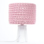 Różowa mała lampka do pokoju dziecka z abażurem plecionym ze sznurka-lampka w sweterku na białej drewnianej podstawie- trójnóg.