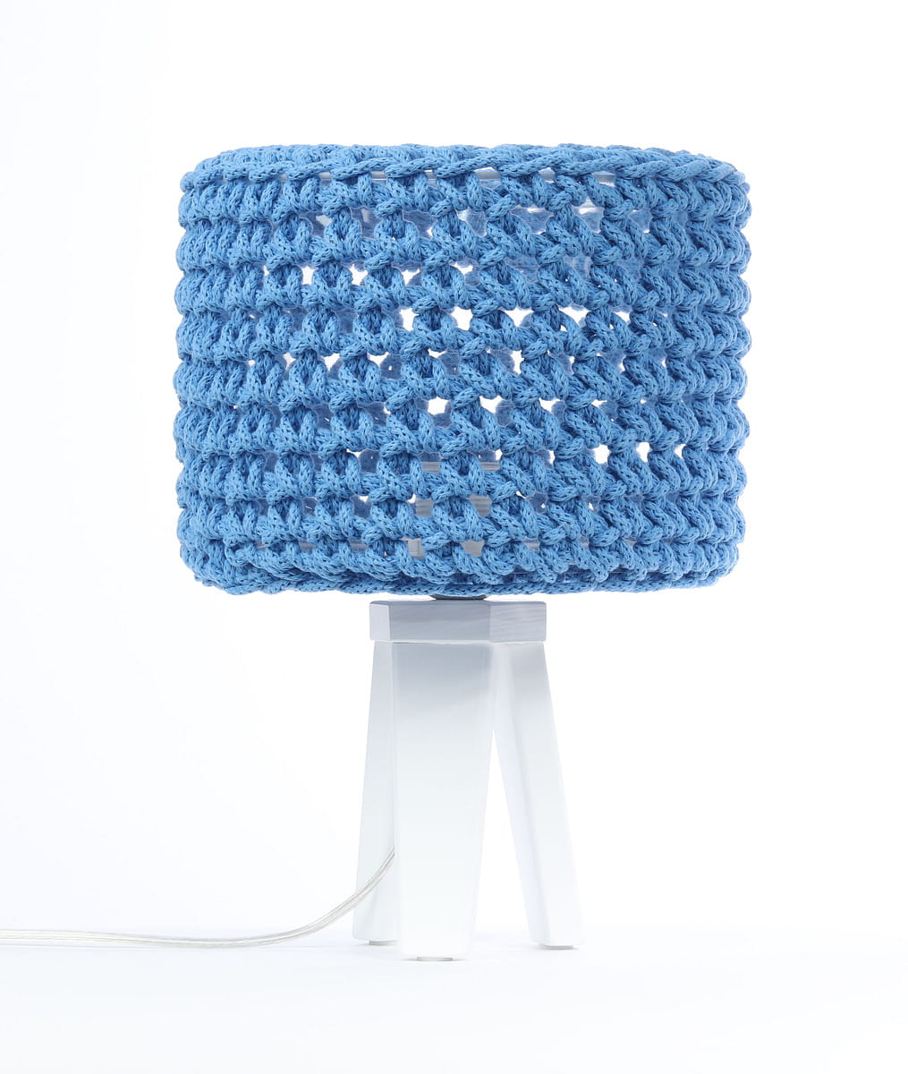 Niebieska mała lampka do pokoju dziecka z abażurem plecionym ze sznurka-lampka w sweterku na białej drewnianej podstawie- trójnóg.