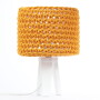 Pomarańczowa mała lampka do pokoju dziecka z abażurem plecionym ze sznurka-lampka w sweterku na białej drewnianej podstawie- trójnóg.