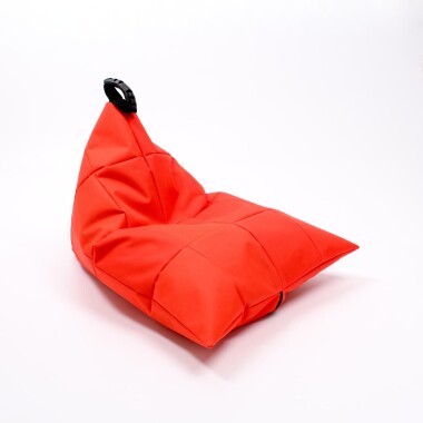 Czerwony worek do siedzenia dla dziecka.