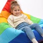 kOLOROWA BEZPIECZNA PUFA DO POKOJU DZIECKA- DZIEWCZYNKA SIEDZI NA PUFIE