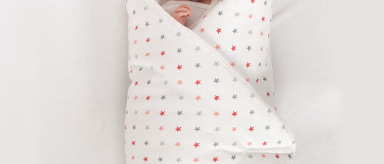 Biały rożek niemowlęcy ze wzorem drobnych gwiazdek - idealna wyprawka dla niemowląt.