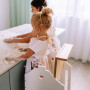 Pomocnik kuchenny kitchen helper dla bezpieczeństwa dziecka elegancki biały kamieniczki