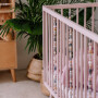 Drewniane różowe łóżeczko niemowlęce sensoryczne ze szczebelkami i ozdobami- ładne, eleganckie i wyjątkowe