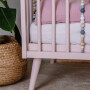 Drewniane różowe łóżeczko niemowlęce sensoryczne ze szczebelkami i ozdobami- ładne, eleganckie i wyjątkowe