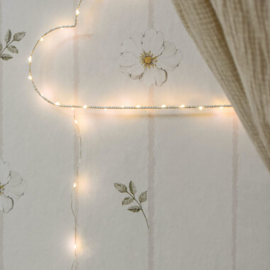 Tapeta Angielski Ogród- kwiatki na białym tle-delikatna biała tapeta do sypialni