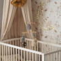Tapeta w delikatne kiaty i motylki do pokoju dziewczynki- delikatna, romantyczna, piękna