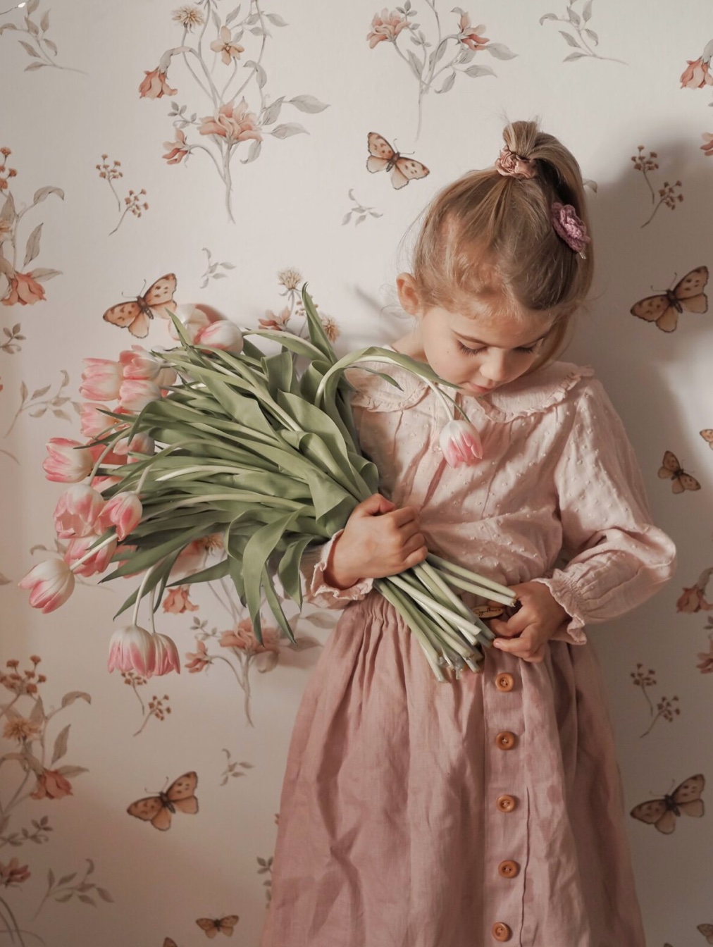 Tapeta w kwiaty – ponadczasowa ozdoba wnętrz, która nigdy nie wychodzi z mody