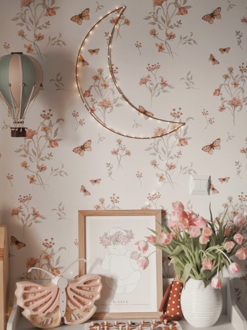 Tapeta na ścianę w delikatne kwiatki i motylki na białym tle.