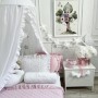 Różową aksamitna narzuta z falbanką różowa na łóżko do pokoju dziewczynki