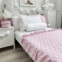 Różową aksamitna narzuta z falbanką różowa na łóżko do pokoju dziewczynki