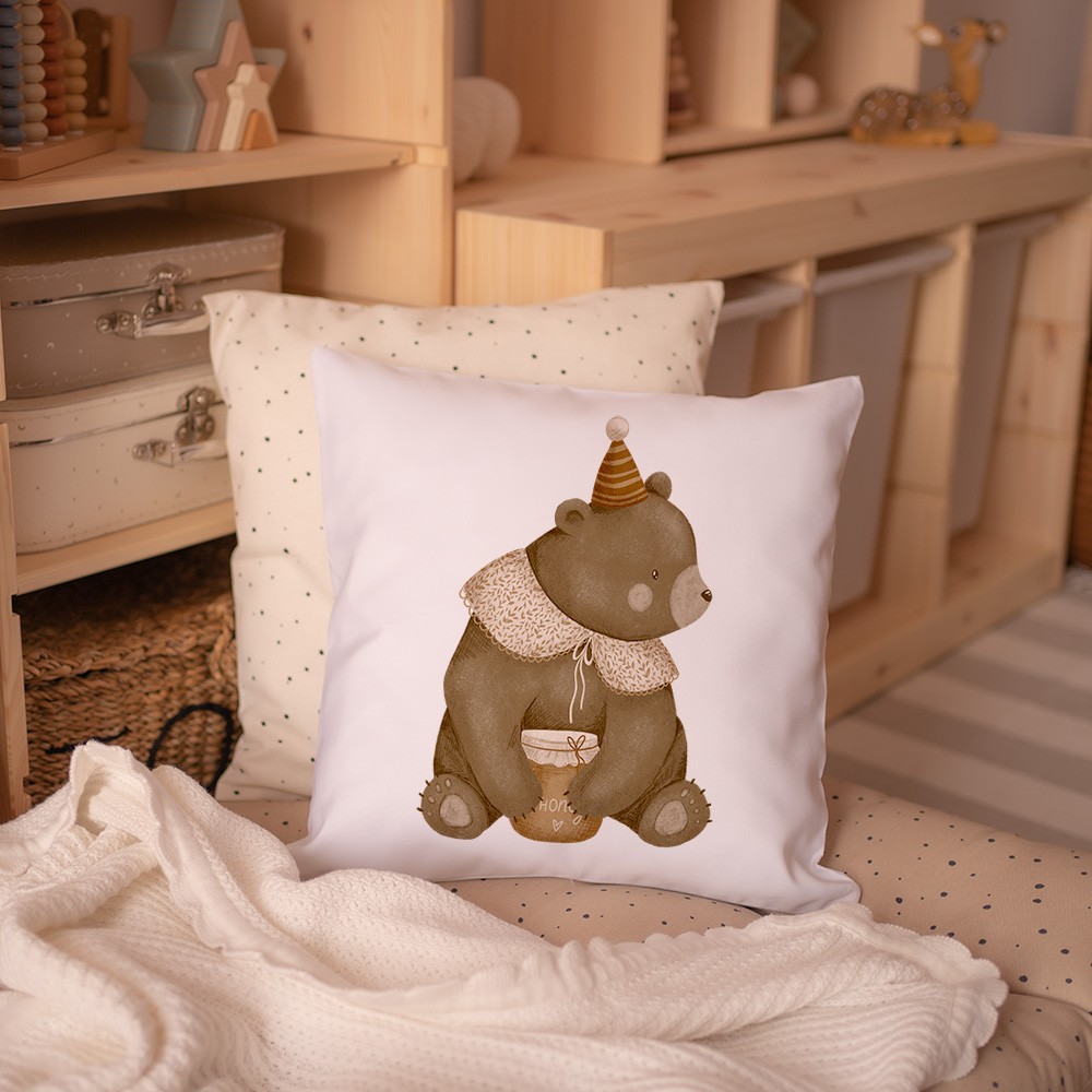 Poduszka jasiek z niedźwiadkiem do pokoju dziecka biała w brązowe zwierzątka w ubraniach