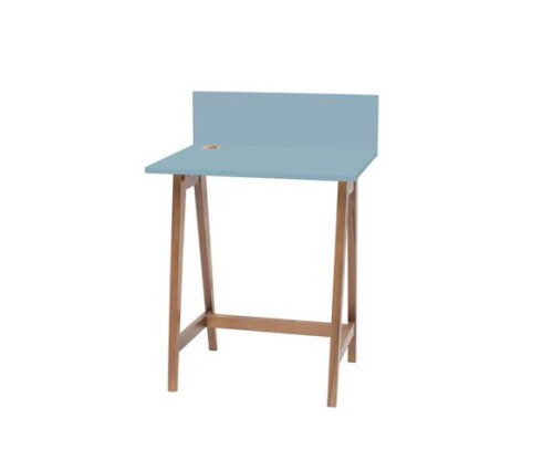 Niebieskie biurko na drewnianych nogach