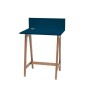 Niebieskie biurko na drewnianych nogach wąskie
