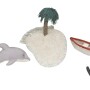 Do dywanika dołączony jest zestaw ręcznie wykonanych akcesoriów do zabawy: mała wyspa z palmą, łódź z kotwicą wykonaną z plecionych sznurków i delfin wykonany z bawełny organicznej.