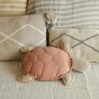 Poduszka do pokoju dziecka w kształcie żółwia morskiego ze skorupą od spodu zielonąm a od góry kasztanowym
