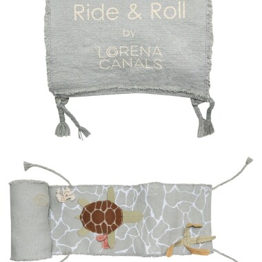 Ride&Roll Turtle składa się z miękkiego żółwia wykonanego z bawełnianego płótna w kolorze toffi, z oliwkowozielonymi łapkami i haftowaną skorupą.