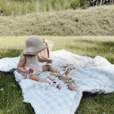 Muślinowy koc piknikowy, mata na plażę w miętowo-bialą kratkę