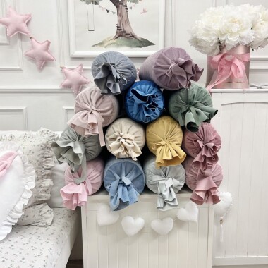 Aksamitna pikowana dekoracyjna poduszka wałek cukierek do pokoju dziecięcego w różnych kolorach- szara, różowa, niebieska, fioletowa, miodową