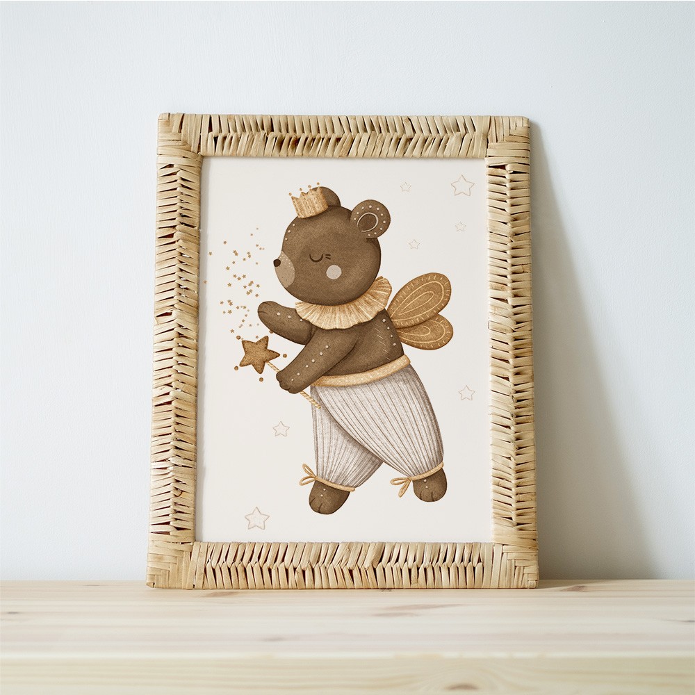 Plakat przedstawiający niedźwiadka ze skrzydełkami w odcieniach brązu i beżu.