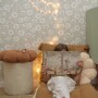 Tapeta na ścianę do pokoju dziecka- zielona w stokrotki- aranżacja na ścianie