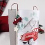 iękny świąteczny pojemnik na zabawki, ozdobiony czerwonym autem wiozącym prezenty.