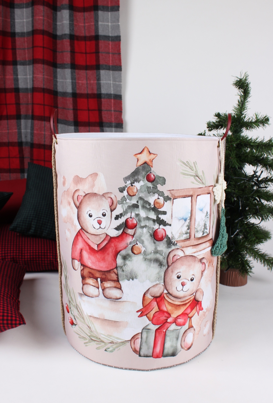Piękny świąteczny pojemnik na zabawki, ozdobiony uroczymi pluszowymi misiami i kolorową choinką.