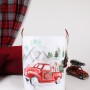 iękny świąteczny pojemnik na zabawki, ozdobiony czerwonym autem wiozącym prezenty.