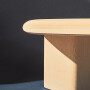 Stół jesionowy o wyjątkowym owalnym kształcie.