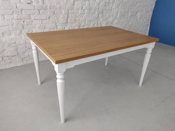 Stół z litego drewna na malowanej podstawie z toczonymi nogami.