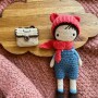 Jesienny chłopczyk z akcesoriami wykonany na szydełku. Zabawka handmade.
