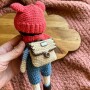 Jesienny chłopczyk z akcesoriami wykonany na szydełku. Zabawka handmade.