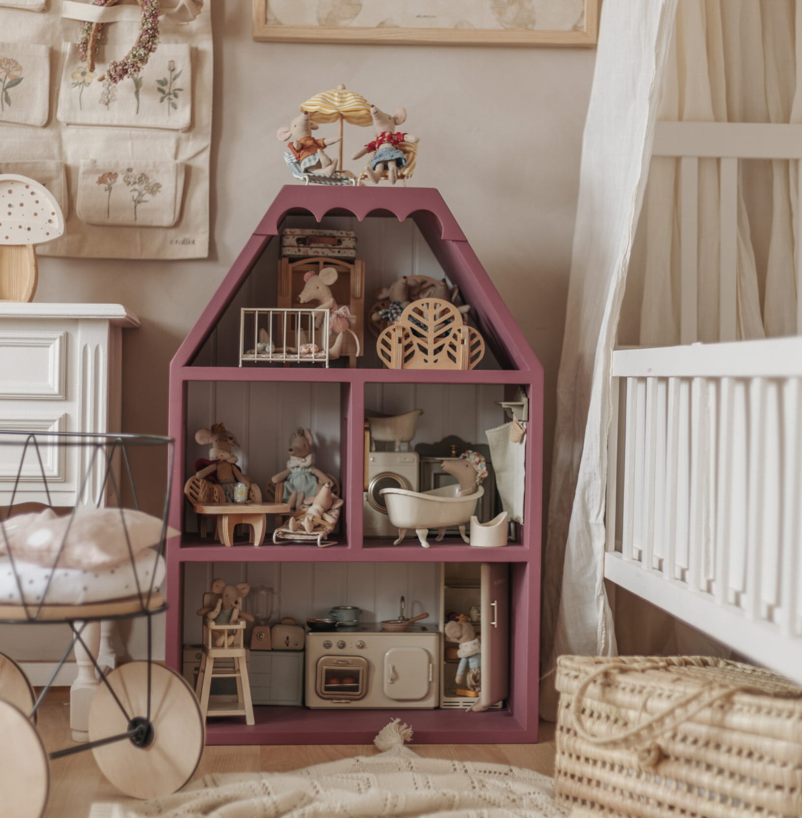 domek dla lalek, drewniany domek dla lalek, duży domek dla lalek, piękny domek dla lalek, wyjątkowy domek dla lalek