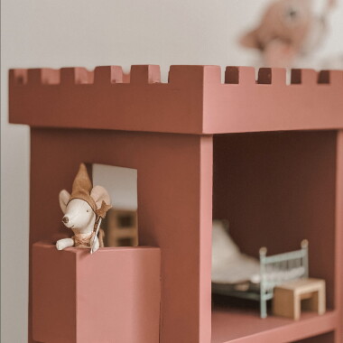 Drewniany regalik, domek dla myszek lub lalek w postaci zamkowej wieży.
