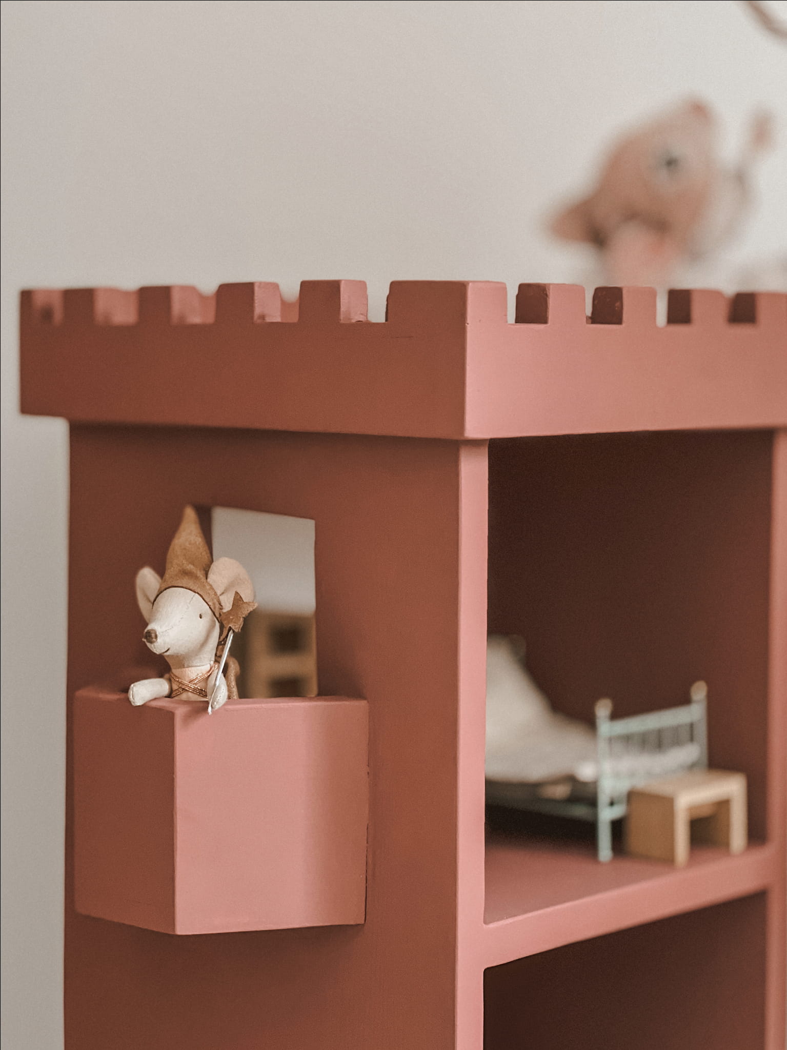 Drewniany regalik, domek dla myszek lub lalek w postaci zamkowej wieży.