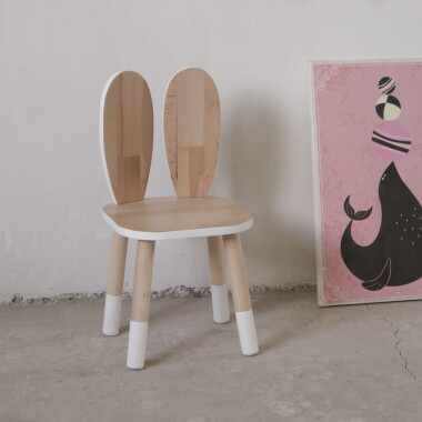 Drewniane krzesełko z oparciem w kształcie uroczych króliczych uszu.