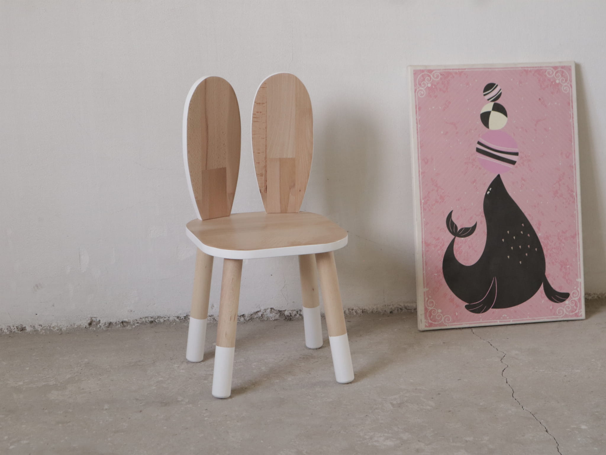 Drewniane krzesełko z oparciem w kształcie uroczych króliczych uszu.