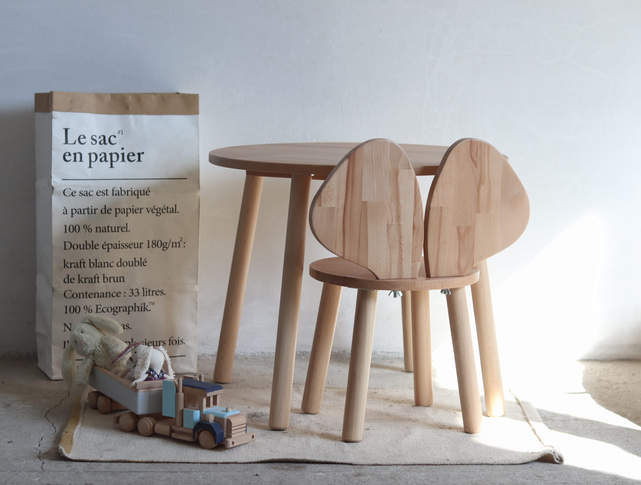 Okrągły drewniany stolik dla dzieci wykonany z drewna+ krzesełko z oparciem w kształcie uszu myszy.