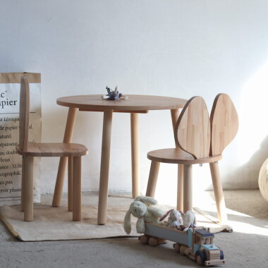 Drewniany stolik i 2 krzesełka do pokoju dziecka. Zestaw z litego drewna.