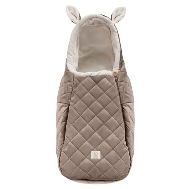 Zimowy ciepły śpiworek z beżowym velvetem na zewnątrz i delikatnym jasnym pluszem wewnątrz.