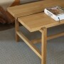 Dębowa drewniana ława do salonu na czterech dębowych cienkich nogach połączonych podłużna deską. Ława minimalistyczna w stylu country, japadni, scanii.